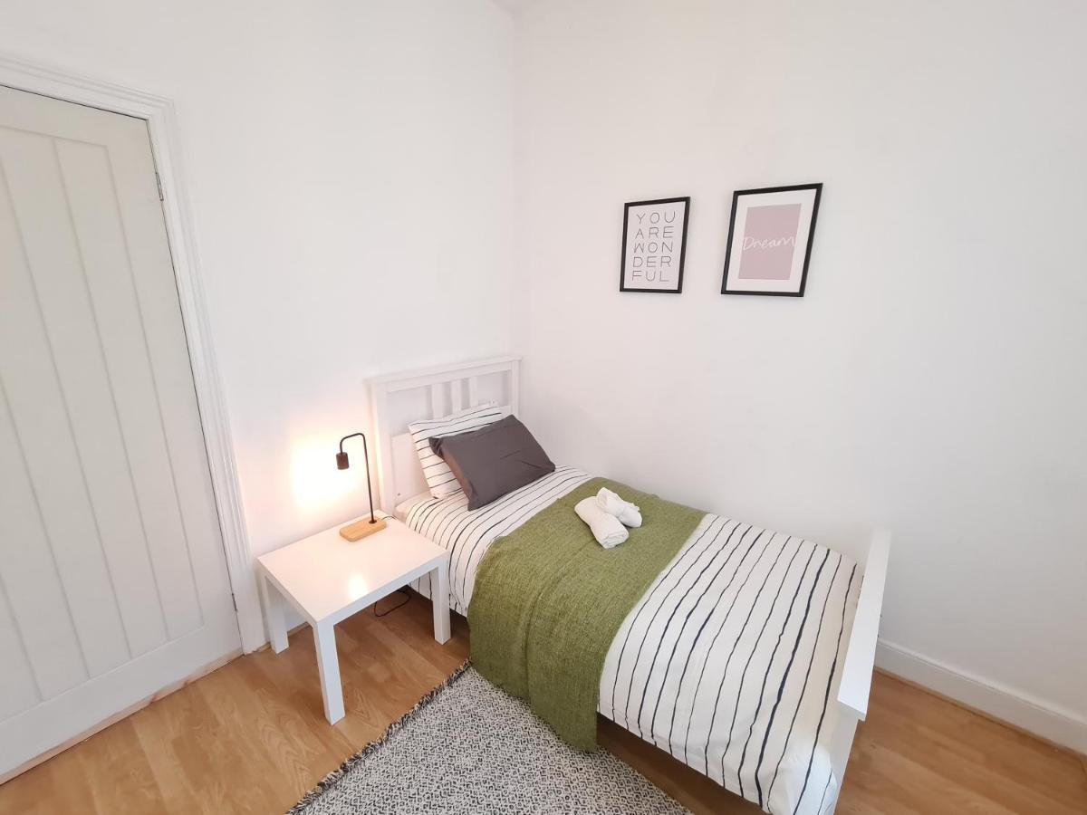Appartamento Large 3 Bed Flat, Free Parking Newcastle Upon Tyne Esterno foto